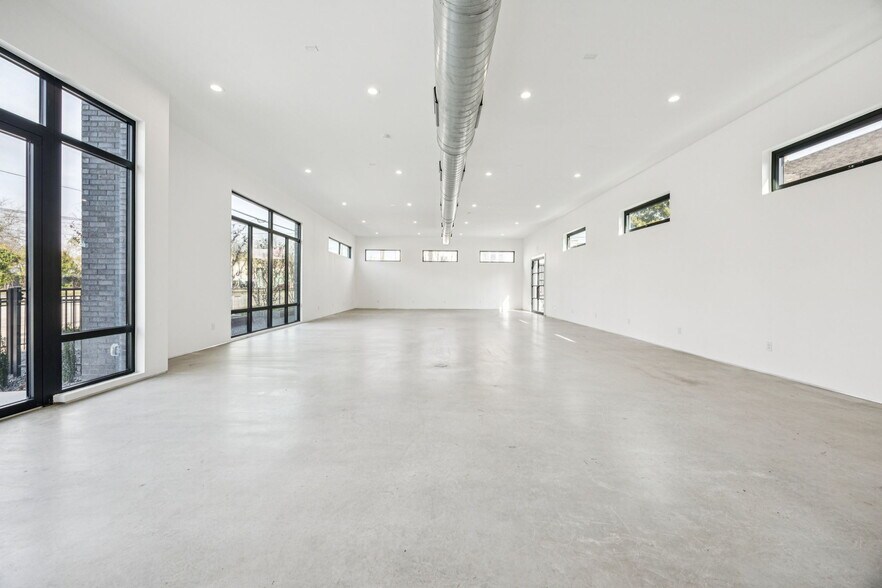 More Photos Of 446 Tyler St, Dallas Office For Sale