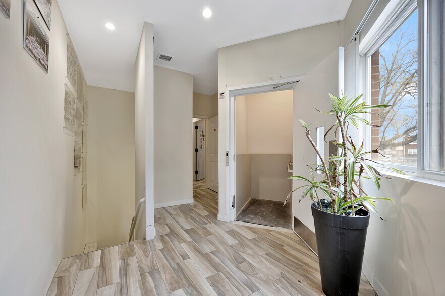 More Photos Of 14311 Willets Point Blvd, Flushing Office For Sale