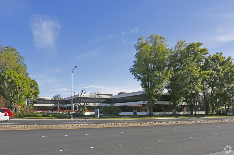 More Photos Of 10050 N Wolfe Rd, Cupertino Office For Lease