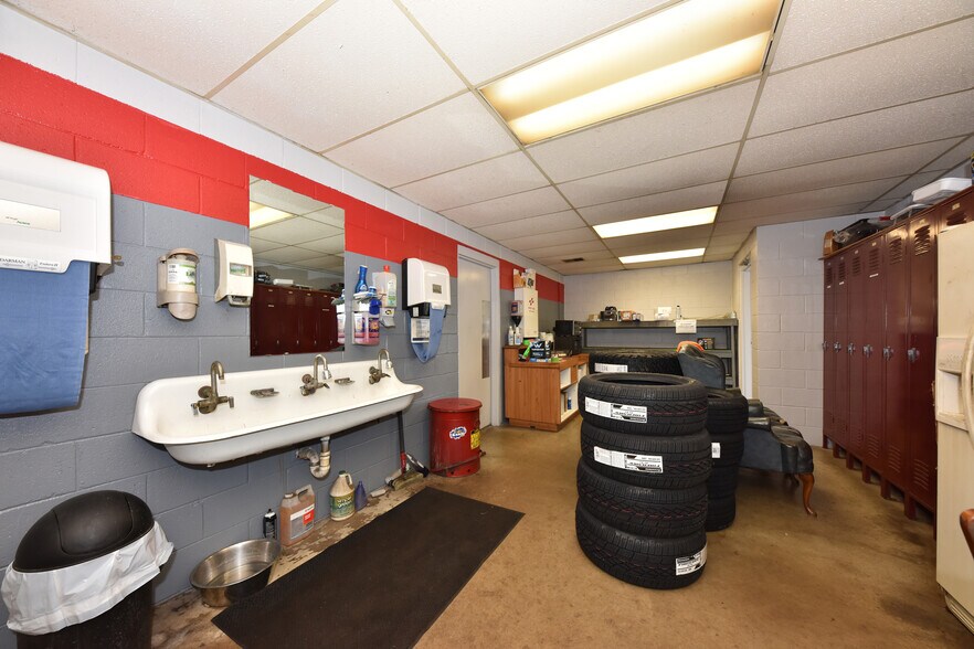 More Photos Of 820 W Sumner St, Hartford Auto Repair For Sale