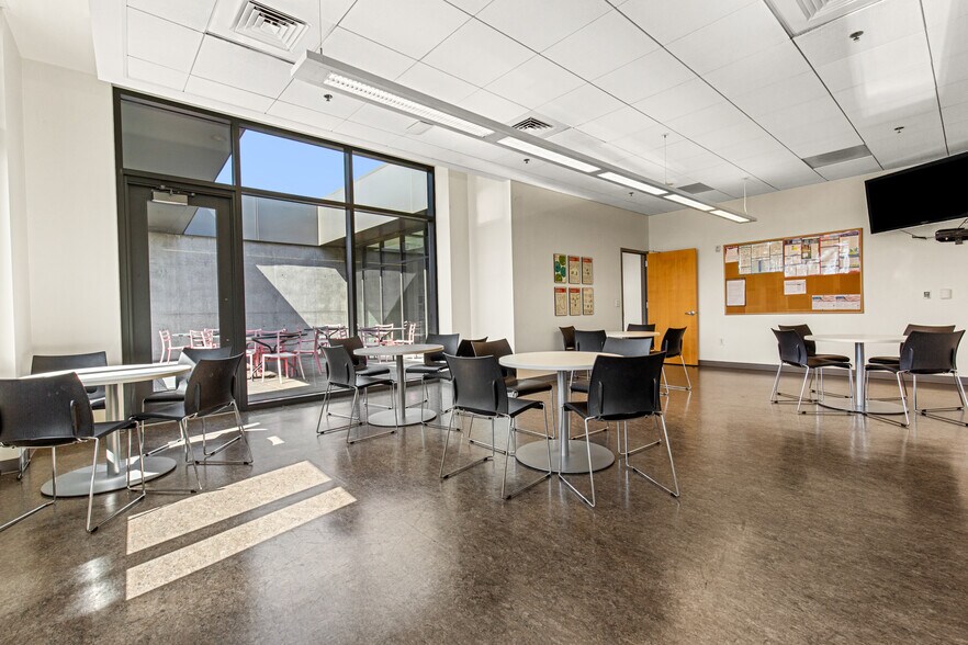 More Photos Of 45 SW Ankeny St, Portland Office For Sale