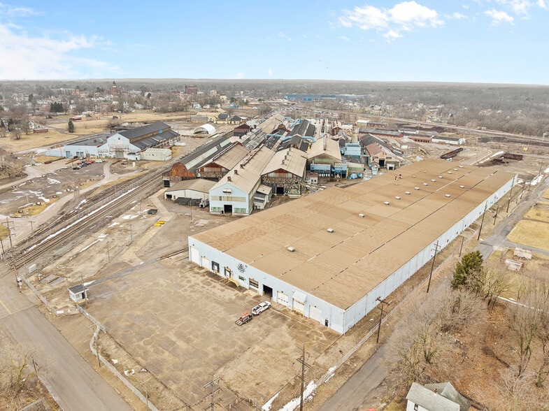 More Photos Of 1001 E Broadway St, Alliance Industrial For Sale