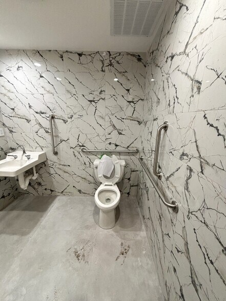 More Photos Of 200 Merrick Rd, Rockville Centre Storefront Retail Residential For Lease