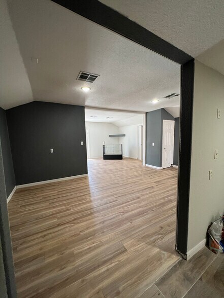 More Photos Of 804 W 2nd St, Taylor Storefront Retail Office For Sale