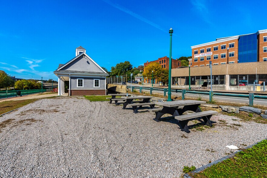 More Photos Of 150 Chelsea Harbor Dr, Norwich Restaurant For Lease