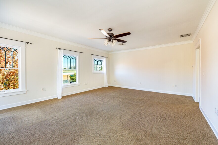 More Photos Of 717 W Riordan Rd, Flagstaff Storefront Retail Office For Sale