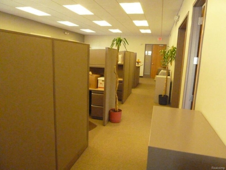 More Photos Of 14950 E Jefferson Ave, Grosse Pointe Park Office For Lease