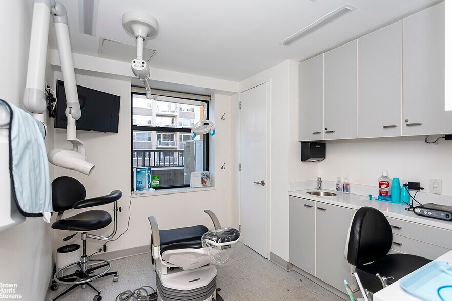 More Photos Of 121 E 60th St, New York Medical For Sale