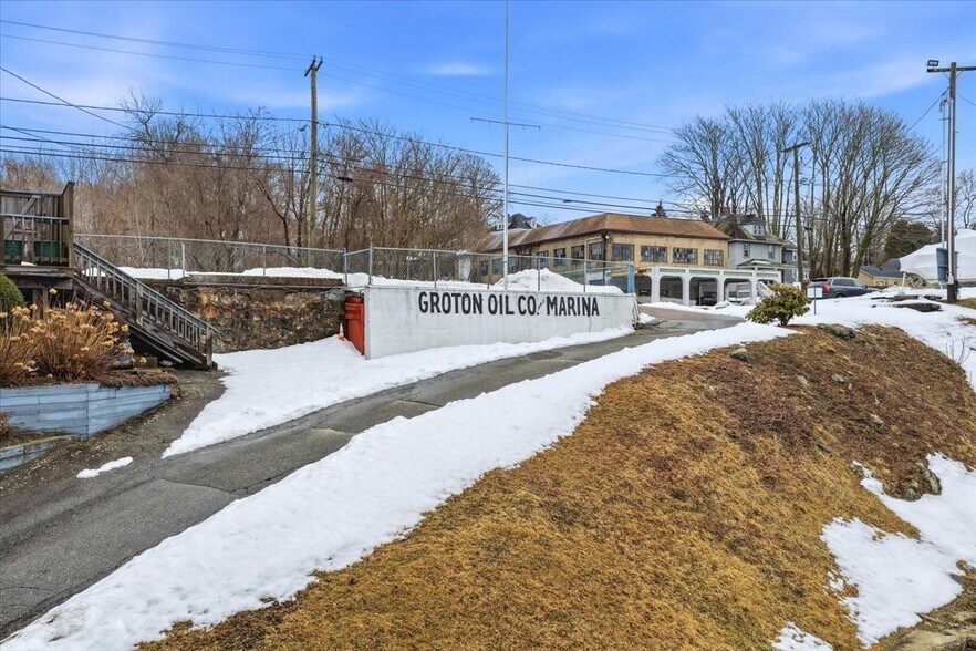 More Photos Of 53 Thames St, Groton Marina For Sale