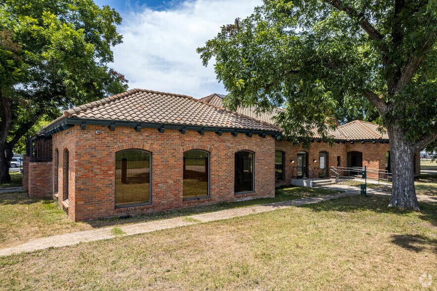 Primary Photo Of 2323 N Walton Walker Blvd, Dallas Office For Sale