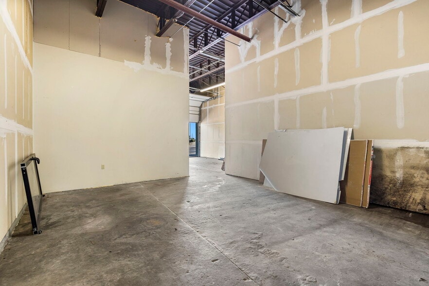 More Photos Of 215 N Grant Ave, Springfield Light Distribution For Lease