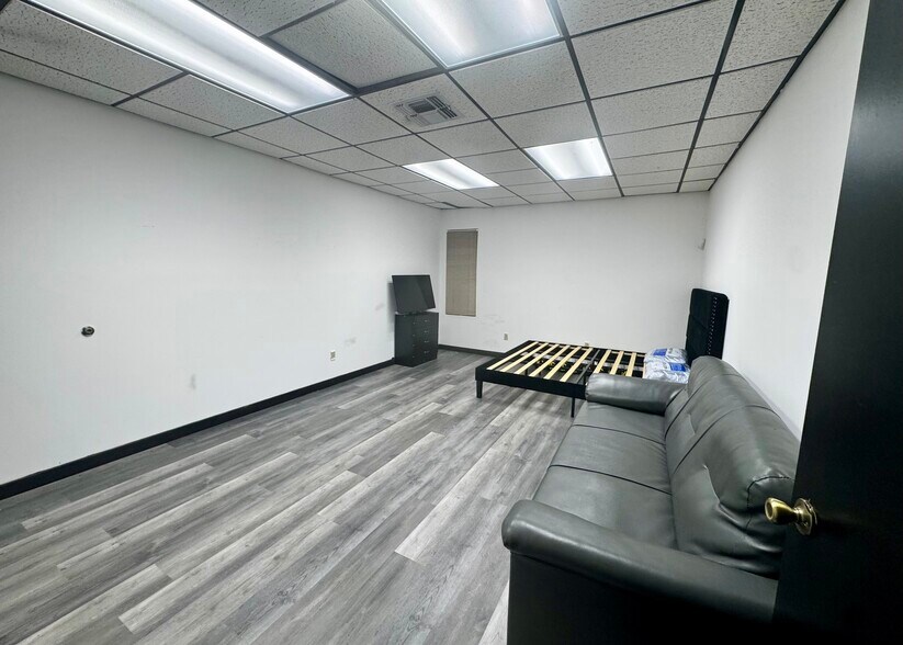 More Photos Of 120 W Carroll St, Kissimmee Warehouse For Sale