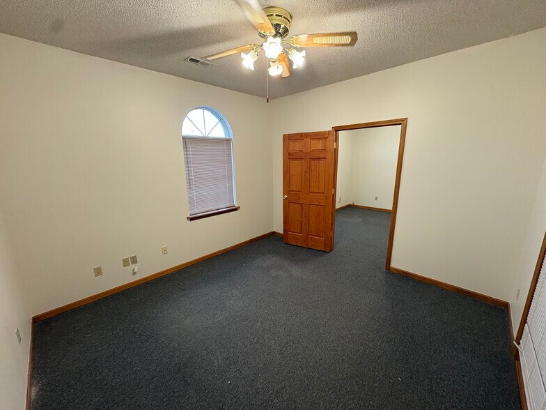 More Photos Of 121 E Broadway Blvd, Sedalia Office For Lease