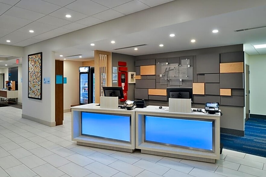 More Photos Of 2776 Destination Pky, Orlando Hotel For Sale