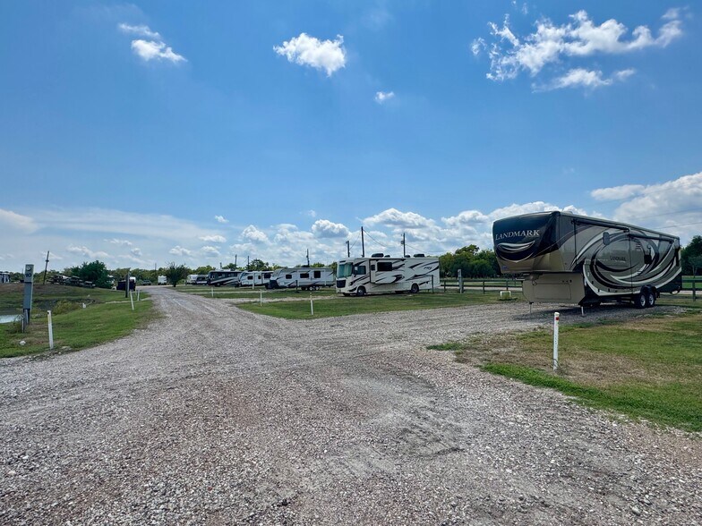 More Photos Of 2031 Guadalupe River Dr, Tivoli Trailer Camper Park For Sale
