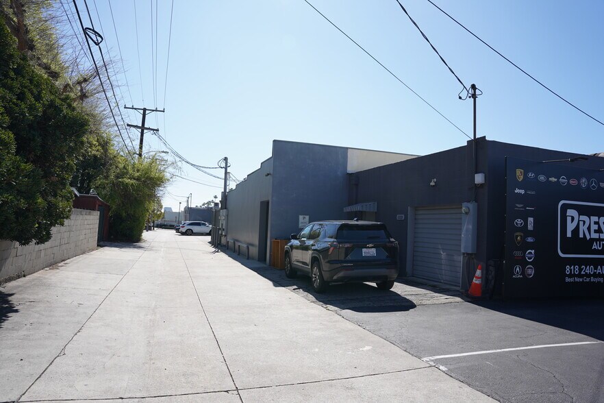 More Photos Of 1233 W Glenoaks Blvd, Glendale General Retail For Sale