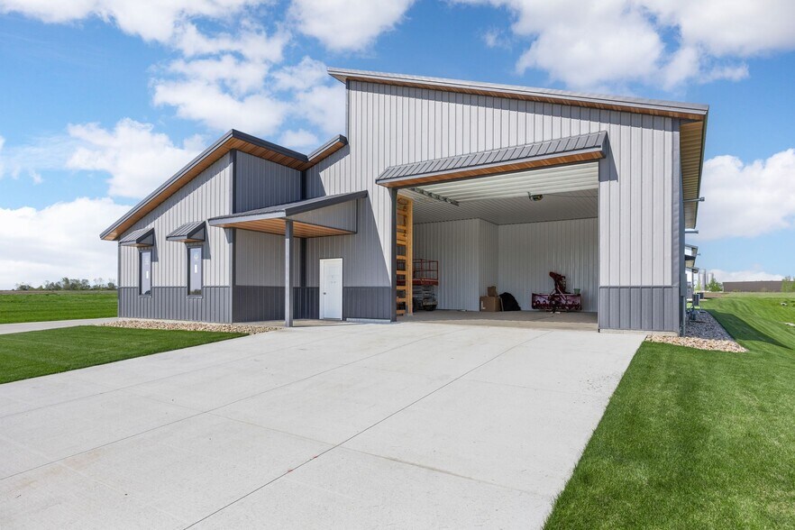 More Photos Of 530 Aircom Dr, Marion Flex For Sale