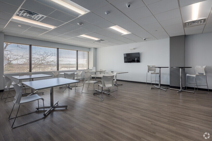 More Photos Of 1051 Perimeter Dr, Schaumburg Office For Lease