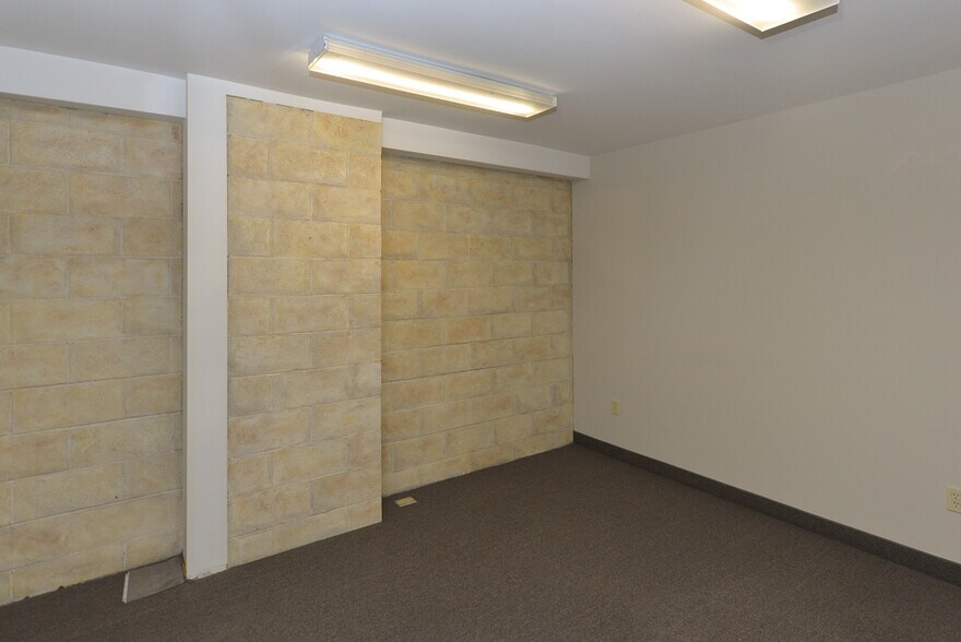 More Photos Of 8 Pecks Ln, Newtown Flex For Lease