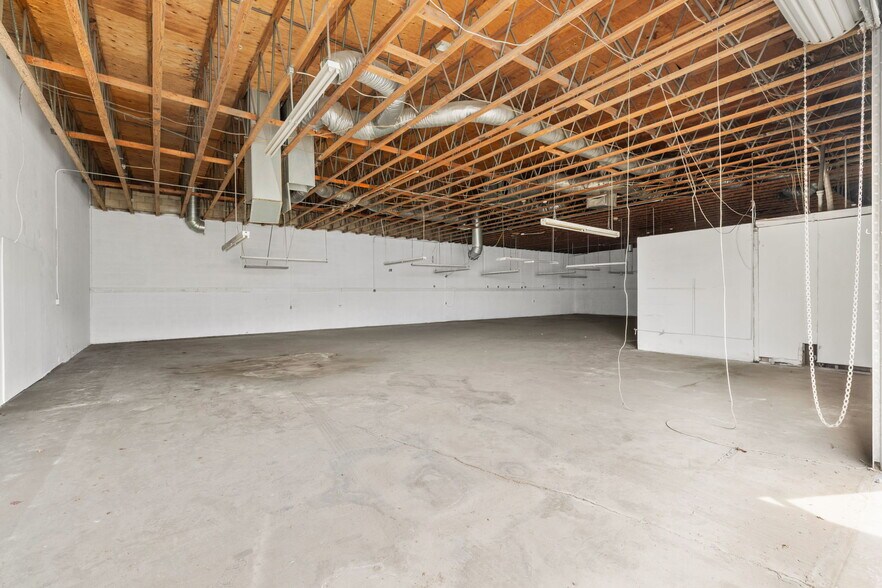 More Photos Of 800 S Vella Rd, Palm Springs Warehouse For Lease