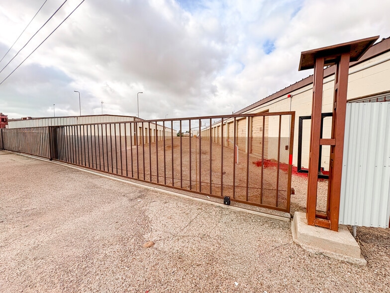 More Photos Of 2213 N Quaker Ave, Lubbock Self Storage For Sale