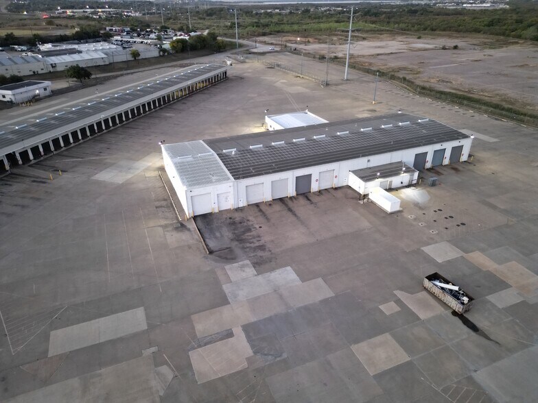 More Photos Of 1501 N Walton Walker Blvd, Dallas Truck Terminal For Lease
