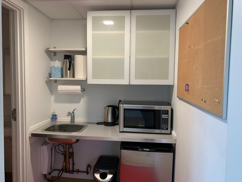 More Photos Of 9 1/2 Market St, Northampton Storefront Retail Office For Lease