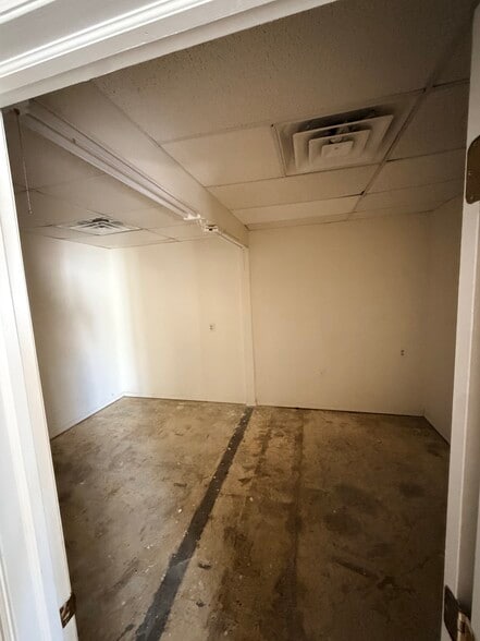 More Photos Of 3125 Yankee Rd, Middletown Auto Repair For Lease