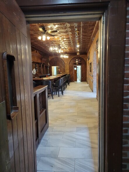 More Photos Of 90 E Jefferson St, Franklin Specialty For Lease