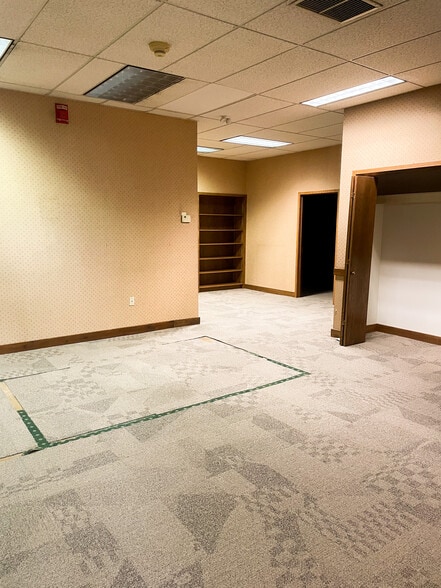 More Photos Of 400 Market St, Sunbury Bank For Sale