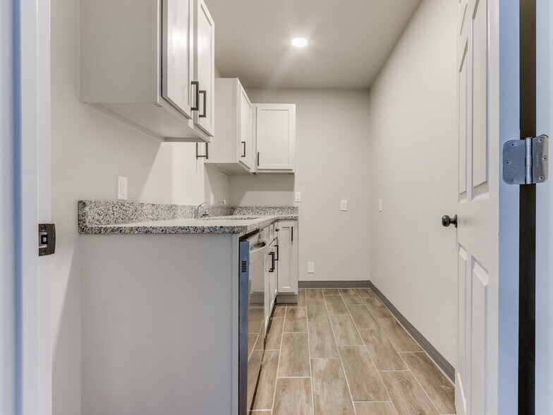 More Photos Of 18608 NE 23rd St, Harrah Light Distribution For Lease