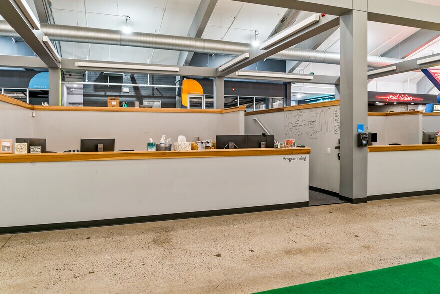 More Photos Of 400 W Maple Rd, Troy Office For Lease