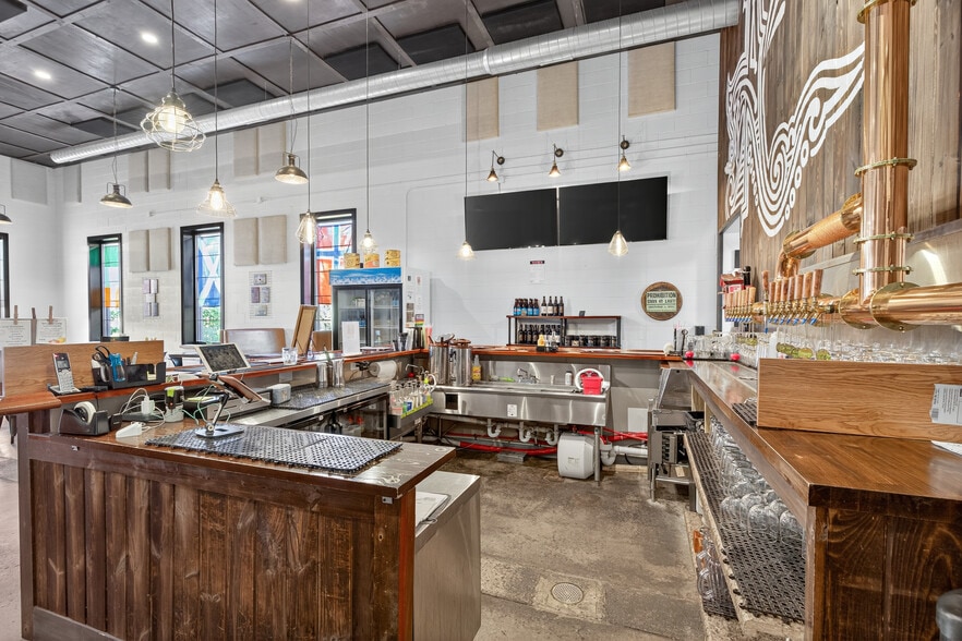 More Photos Of 51 N Main St, Manheim General Retail For Sale