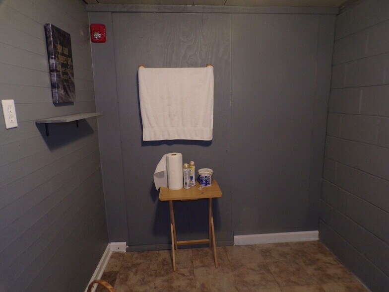 More Photos Of 450 S Oak St, Jackson Storefront Retail Office For Sale