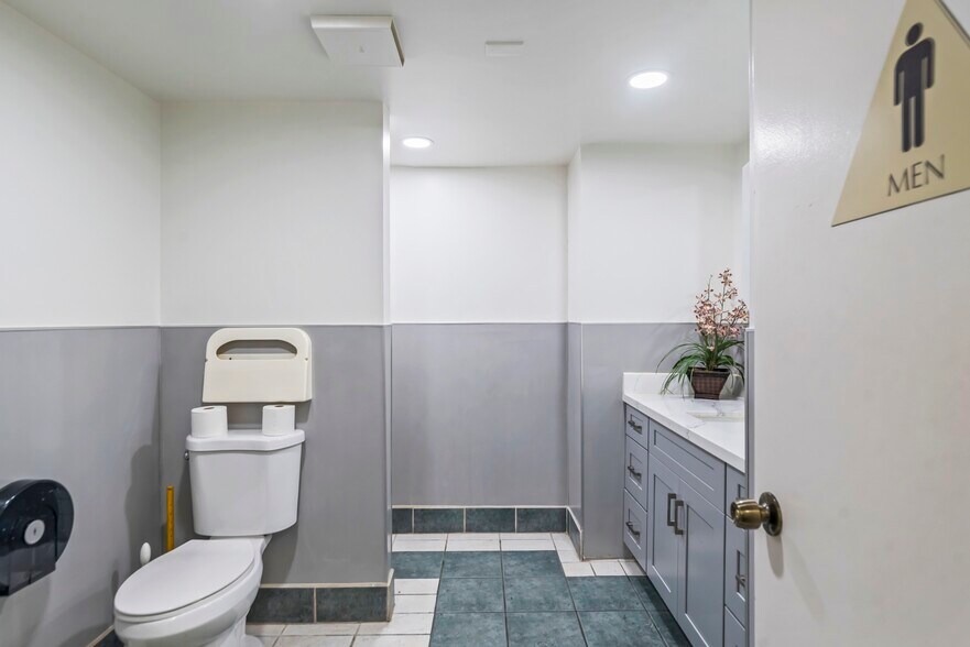 More Photos Of 1376 N 4th St, San Jose Light Distribution For Sale