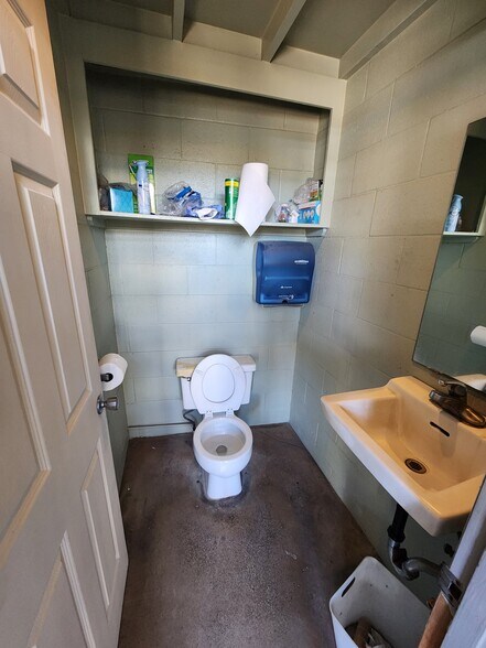 More Photos Of 2015 Kalani St, Honolulu Warehouse For Sale