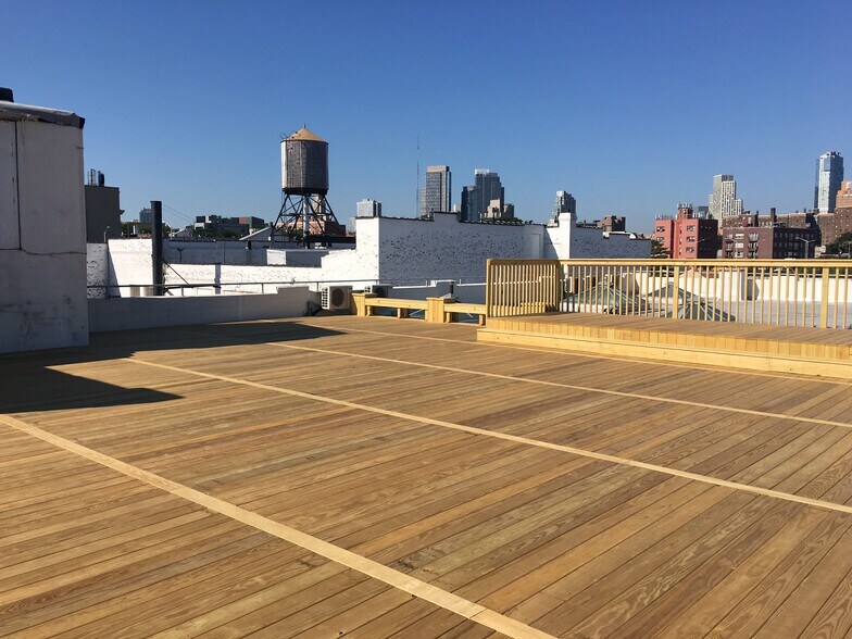 More Photos Of 36 Waverly Ave, Brooklyn Showroom For Lease
