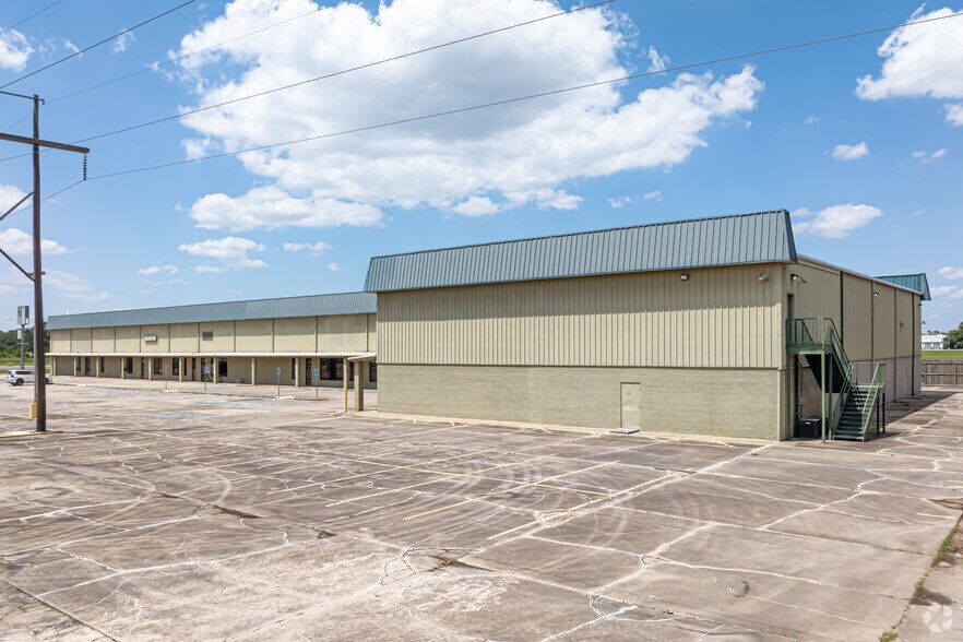 More Photos Of 6413 Johnston St, Lafayette Storefront For Lease