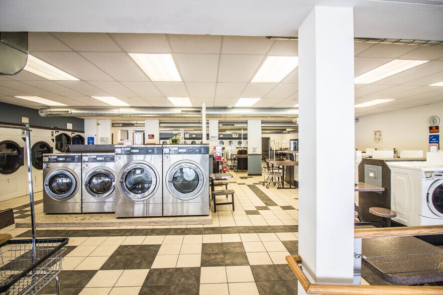 More Photos Of 2510 S Kinnickinnic Ave, Milwaukee Storefront For Sale