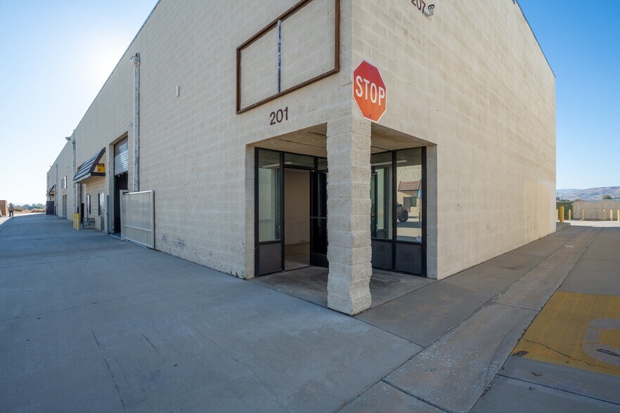More Photos Of 39360 3rd St E, Palmdale Warehouse For Lease
