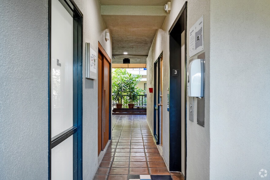 More Photos Of 520 S Sepulveda Blvd, Los Angeles Office For Lease