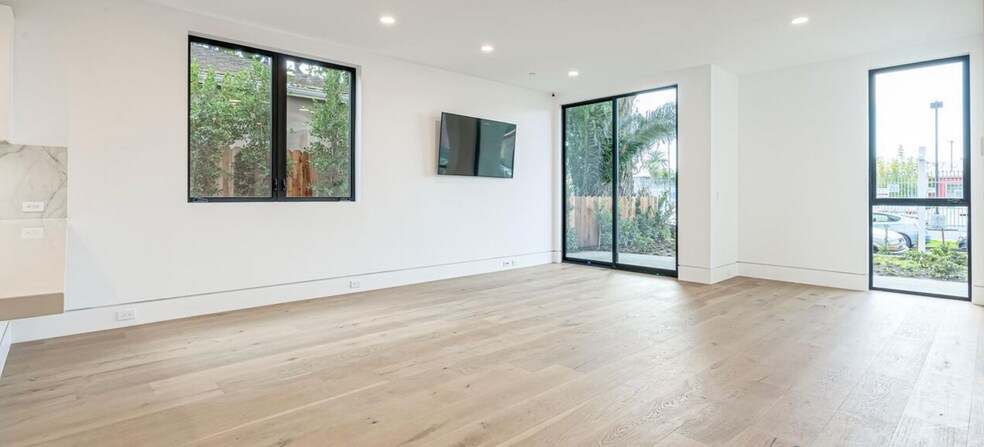More Photos Of 612 & 614 5th Ave, Venice Apartments For Sale