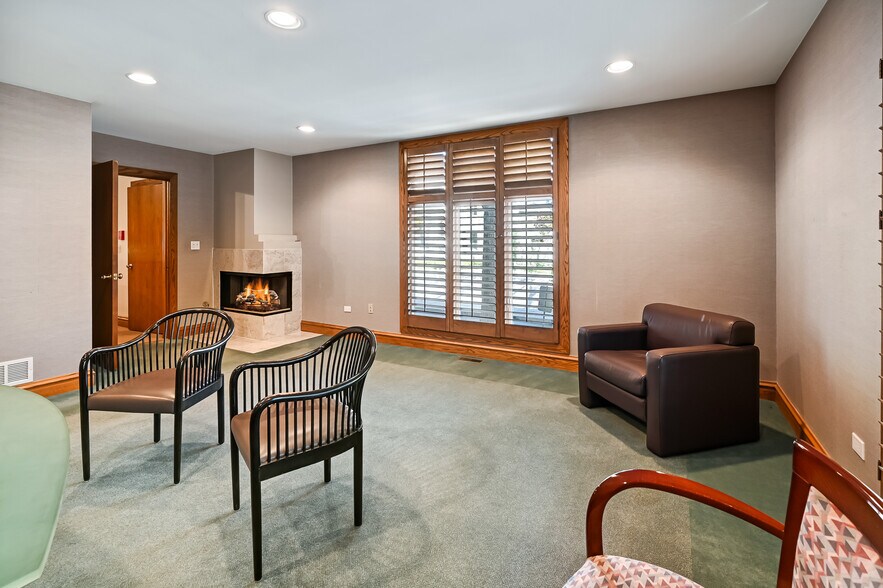 More Photos Of 15 N Lincoln St, Hinsdale Office For Sale