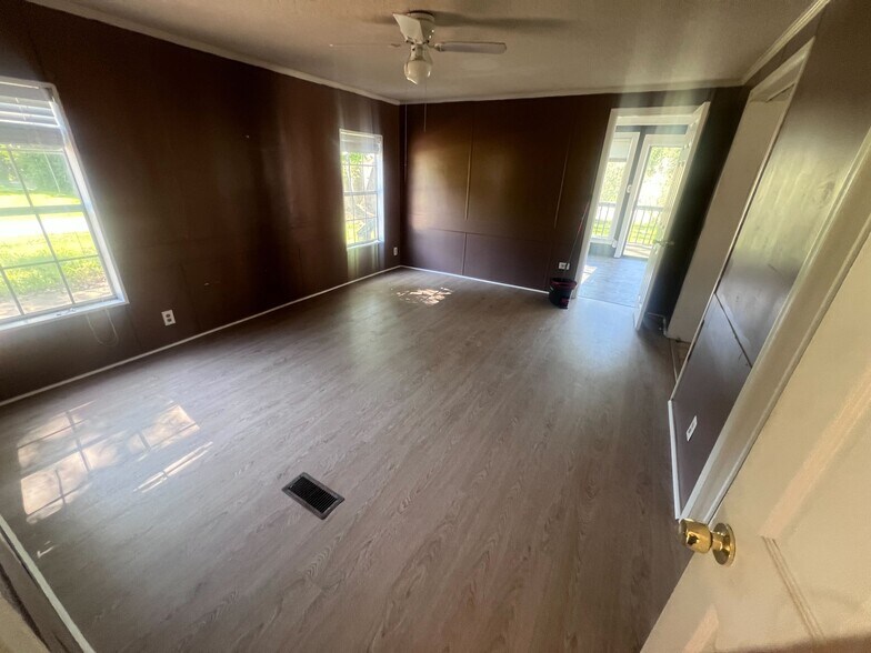 More Photos Of 530 Sims St, Maysville Flex For Lease