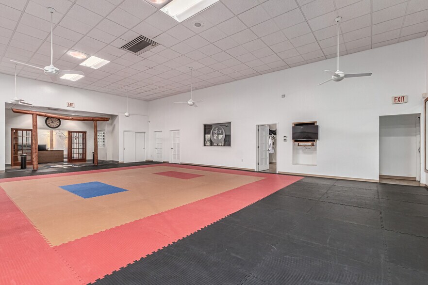 More Photos Of 3173 E Chandler Blvd, Phoenix Freestanding For Sale