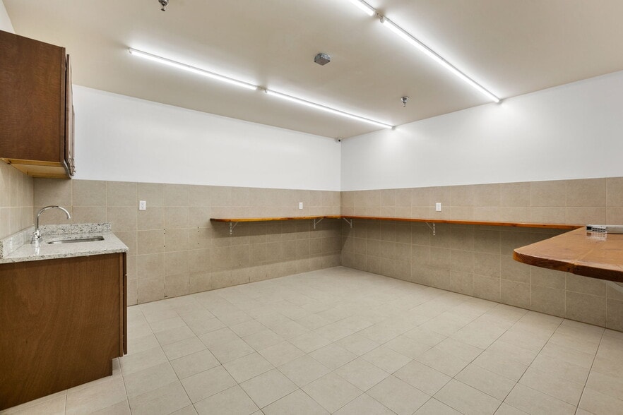 More Photos Of 349 Chestnut St, Passaic Warehouse For Lease