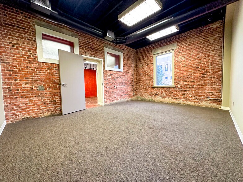 More Photos Of 1 N Mechanic St, El Campo Office For Lease