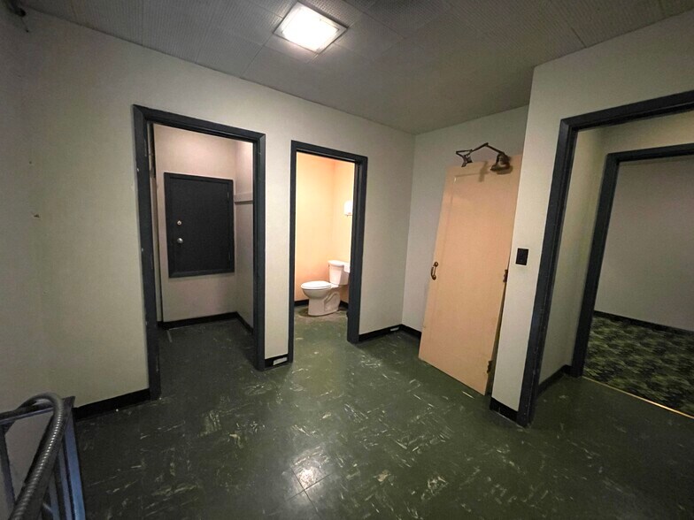 More Photos Of 300 E Main St, Pullman Bank For Sale