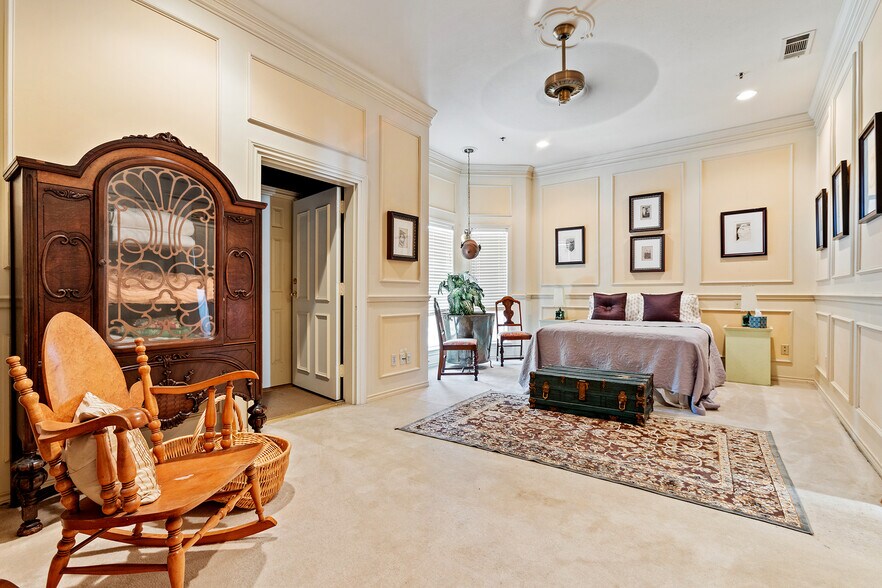 More Photos Of 4819 Broadway St, Addison Office Residential For Lease