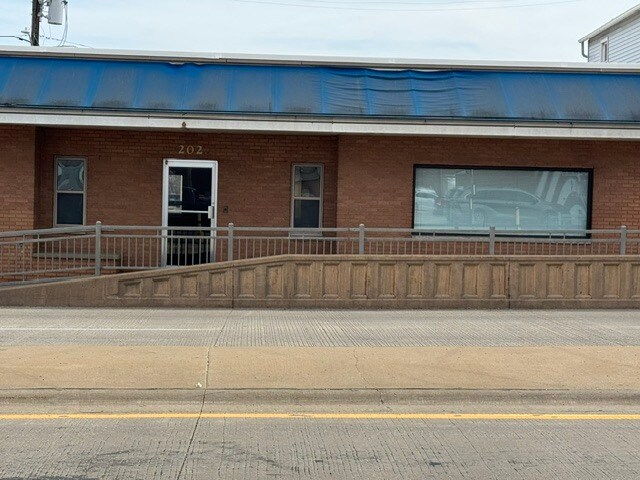 Primary Photo Of 202 S Bridge St, Yorkville Storefront For Sale